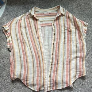 Light short sleeve button up that you can wear many different ways! Barely worn!